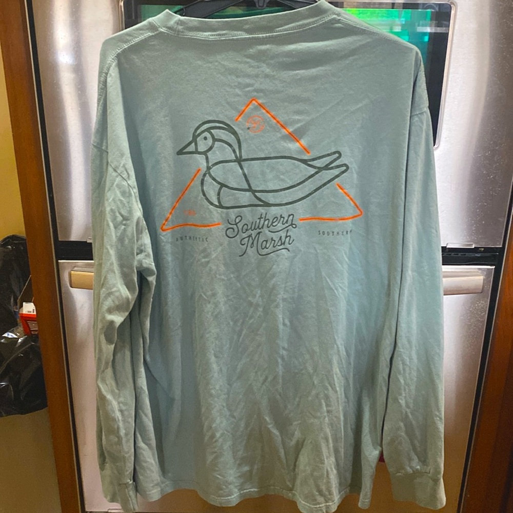 Southern Marsh men’s XL long sleeve tshirt EUC. Only worn one time.